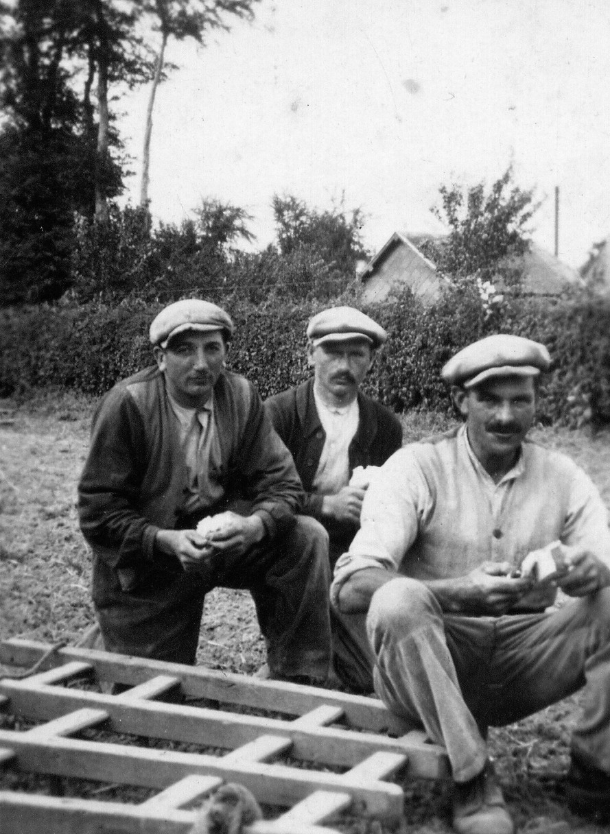 marius, clément et timothée, prenant la collation